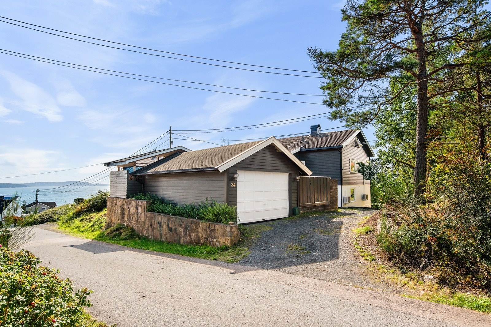 Parkering i egen garasje. Det er montert ladestasjon for elbil. Galleribilde