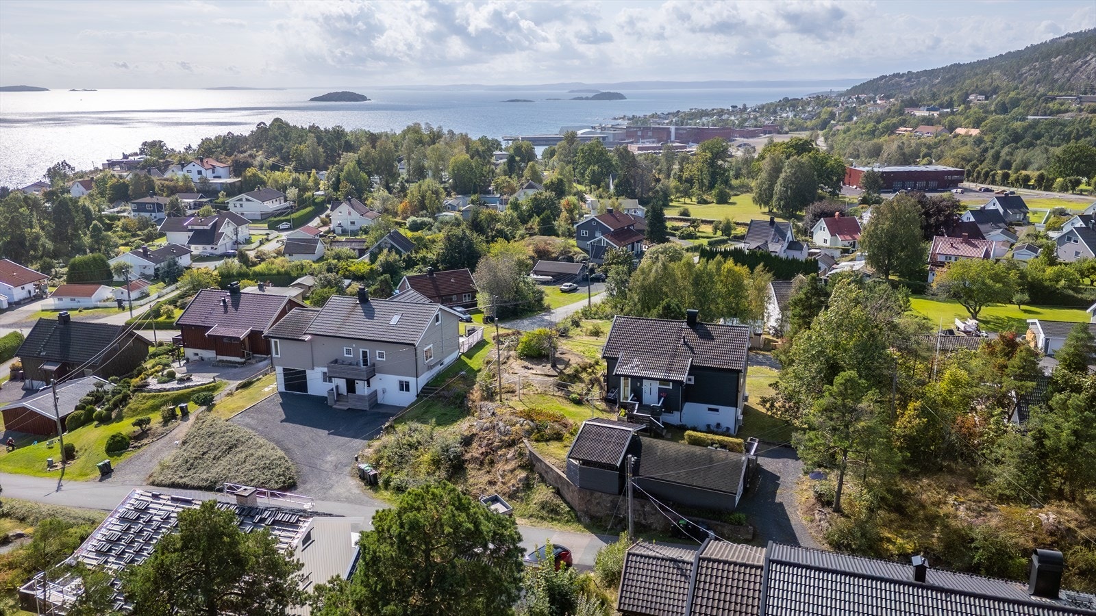 Eiendommen ligger i et naturskjønt og barnevennlig boligområde ca. 2 km fra Tofte sentrum. Galleribilde