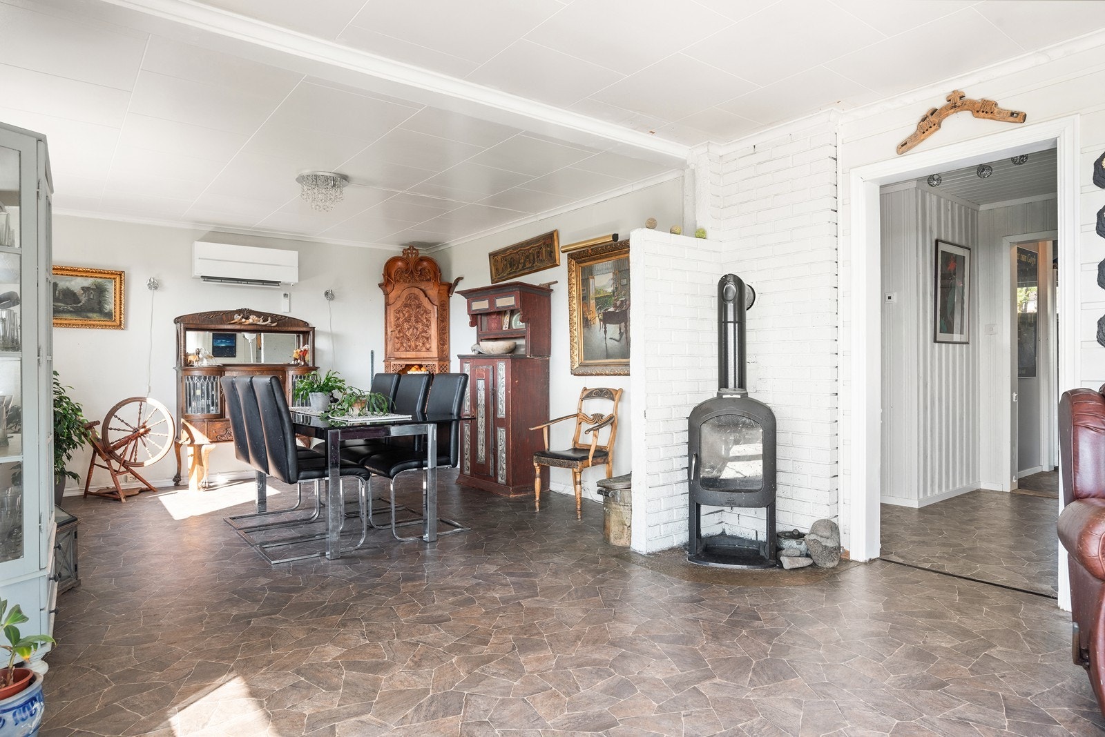 Midt i rommet står en peisovn som gir både varme og hygge. Galleribilde