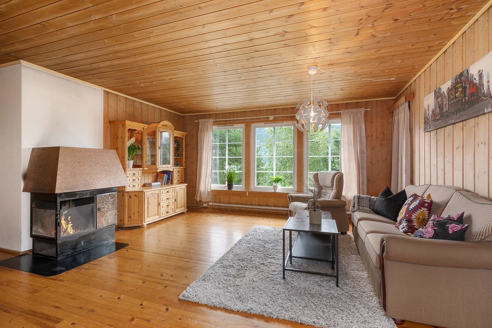 Romslig stue med varmepumpe og vedovn. Galleribilde