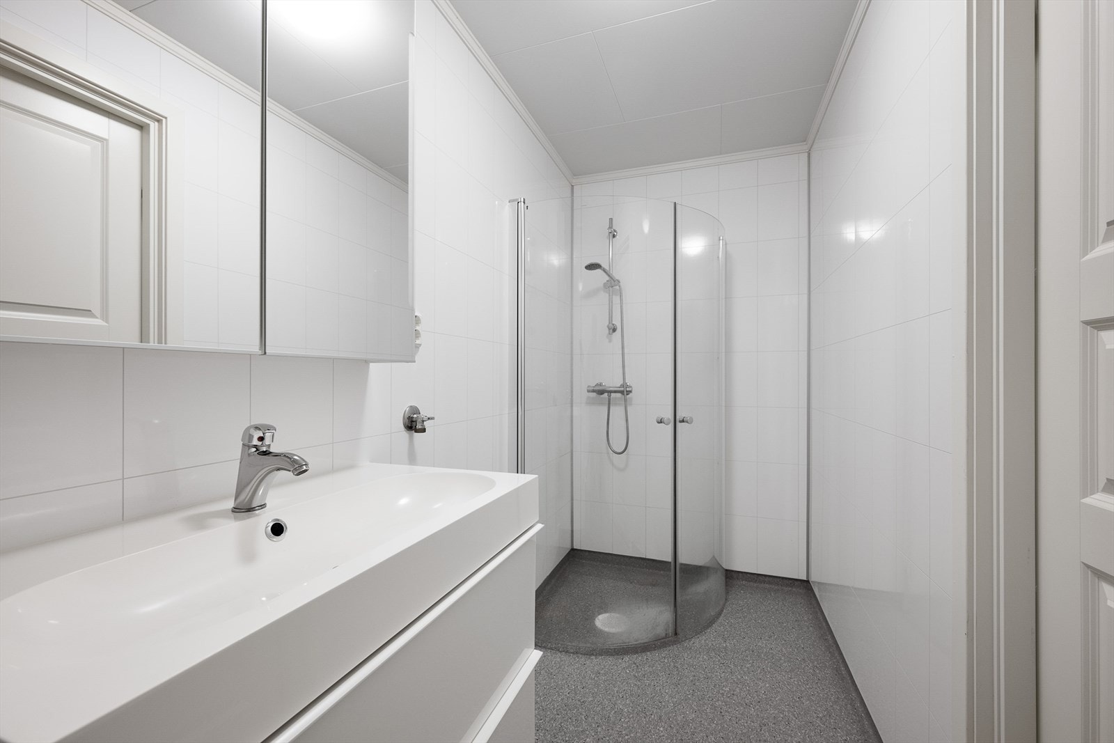 Badet i leiligheten har varme i gulvet Galleribilde