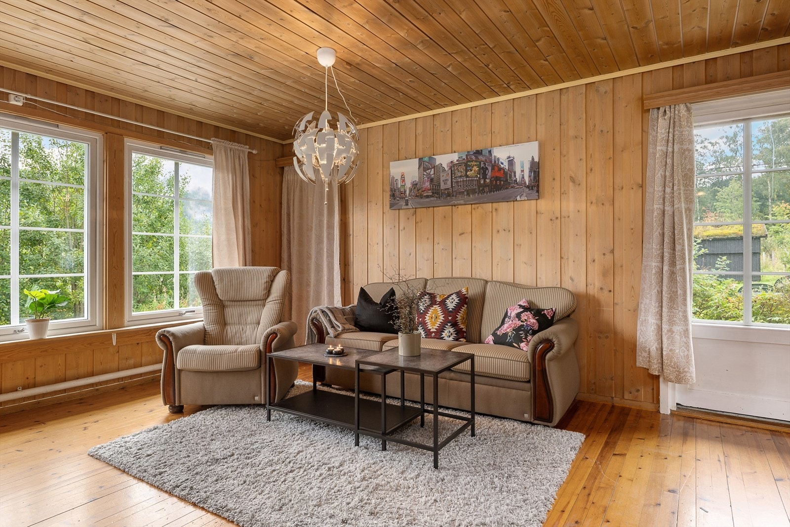 Det er godt med vindusflater i stuen, og det er utgang til mindre inntrukket balkong Galleribilde