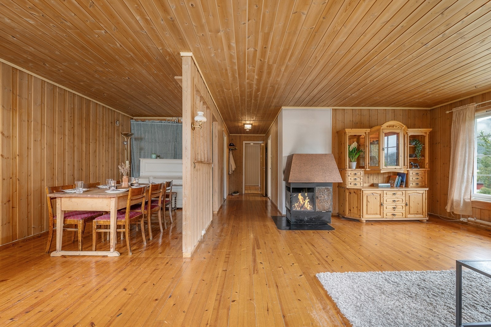 På hovedplan er det romslig stue og spisestue i åpen løsning Galleribilde