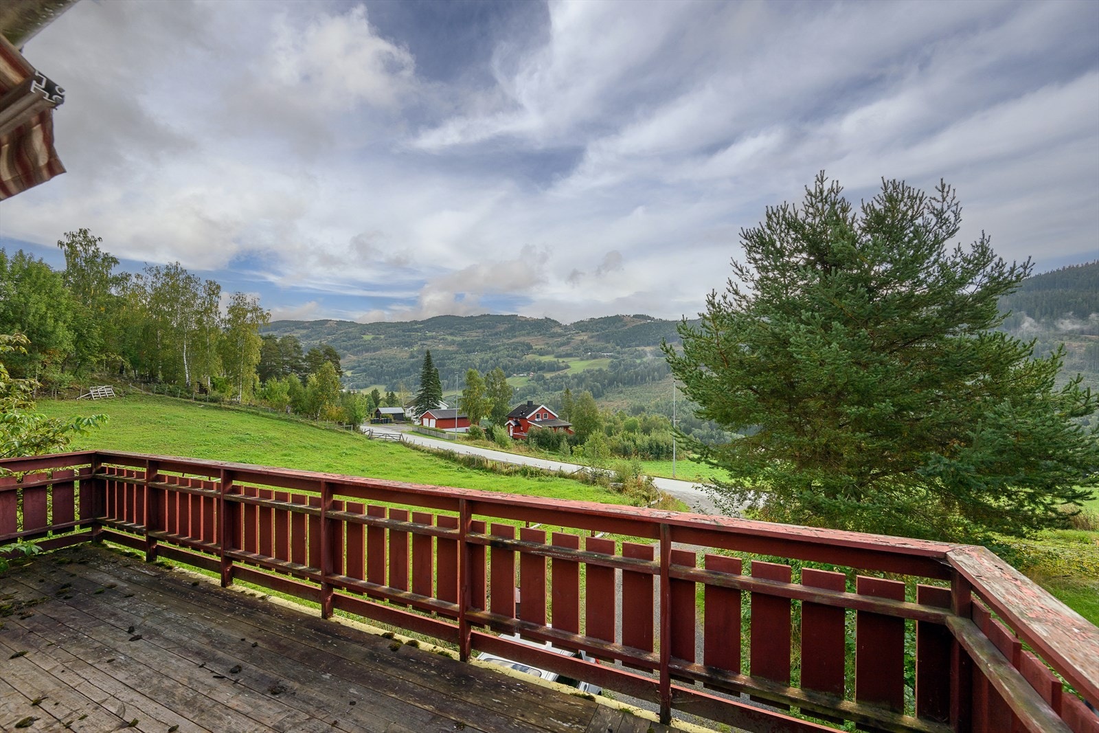 Fra terrassen er det utsyn over nærområdet Galleribilde