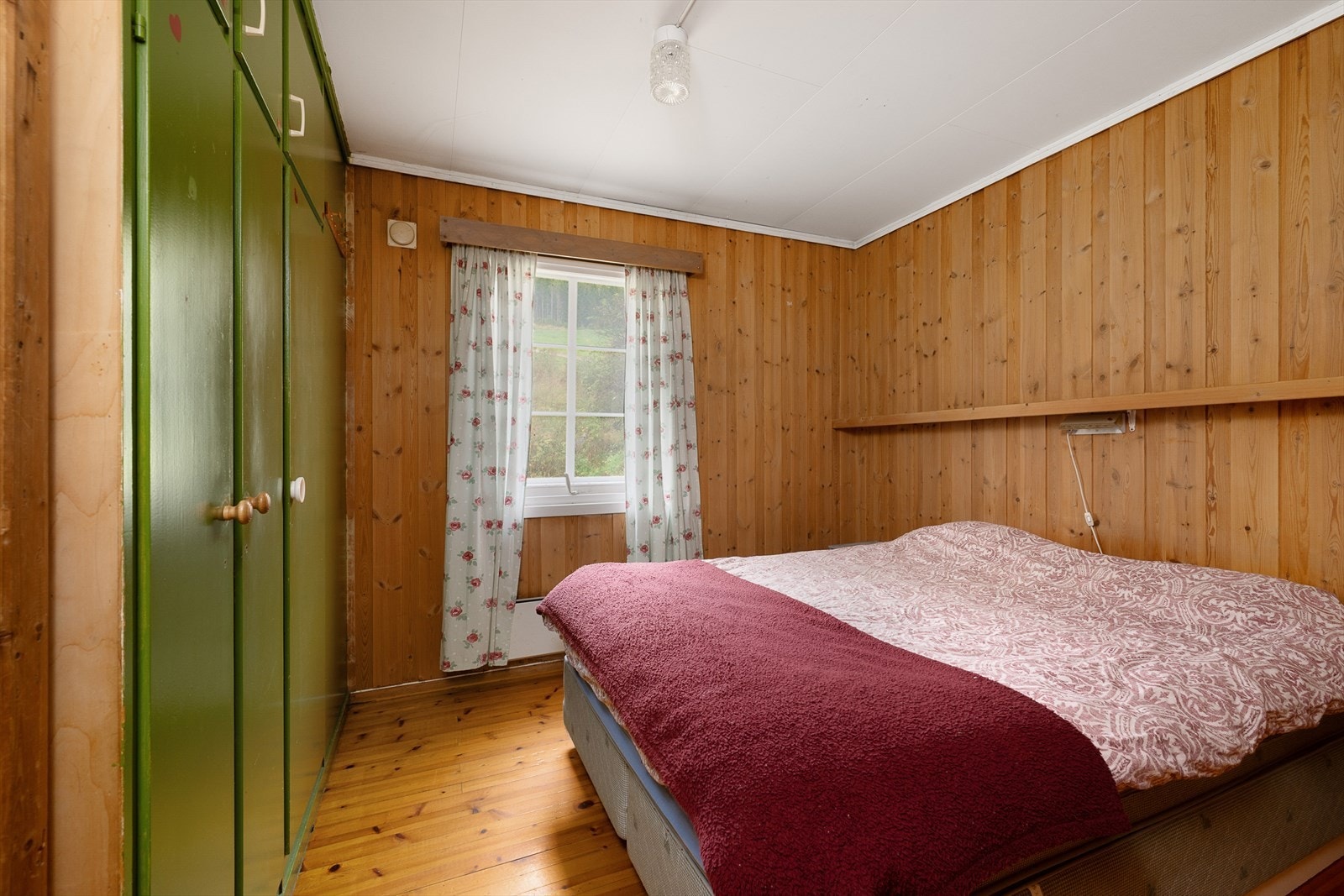 I hoveddelen er det ett soverom og en sovealkove Galleribilde