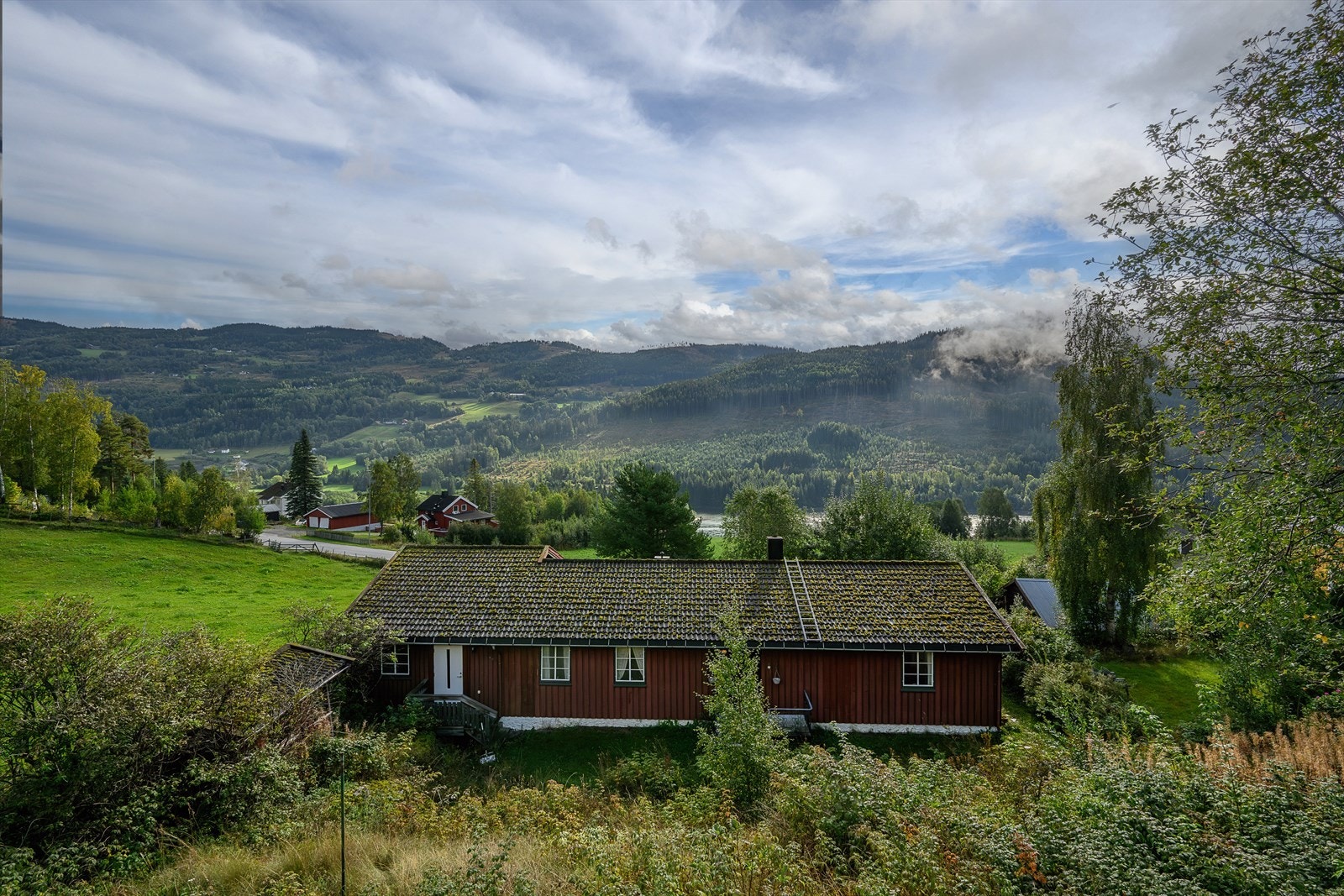 Større innholdsrik boligeiendom, med to innganger på baksiden av boligen. Galleribilde