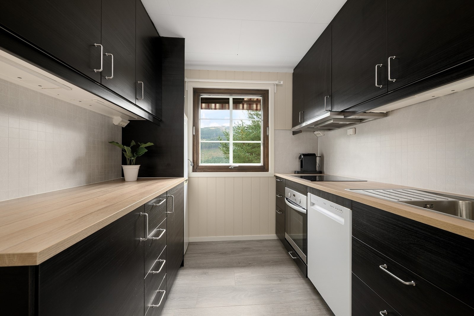 Kjøkkenet i leiligheten har parallelle innredninger Galleribilde