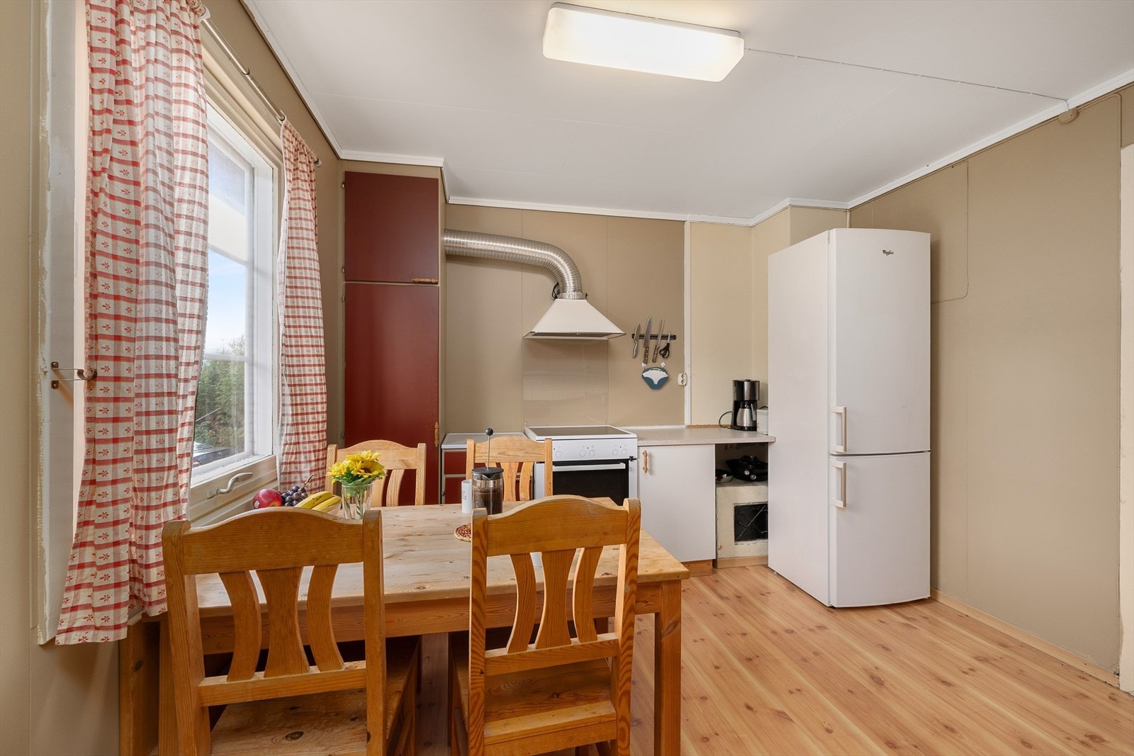 Det er også mulighet for spiseplass på kjøkkenet Galleribilde