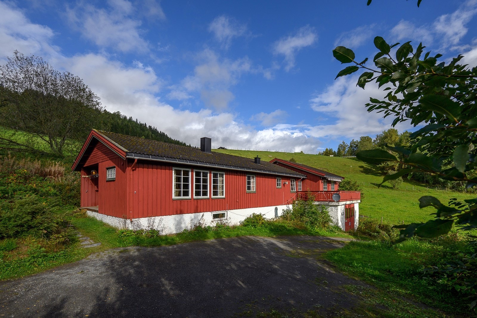 Enebolig i landlige omgivelser Galleribilde