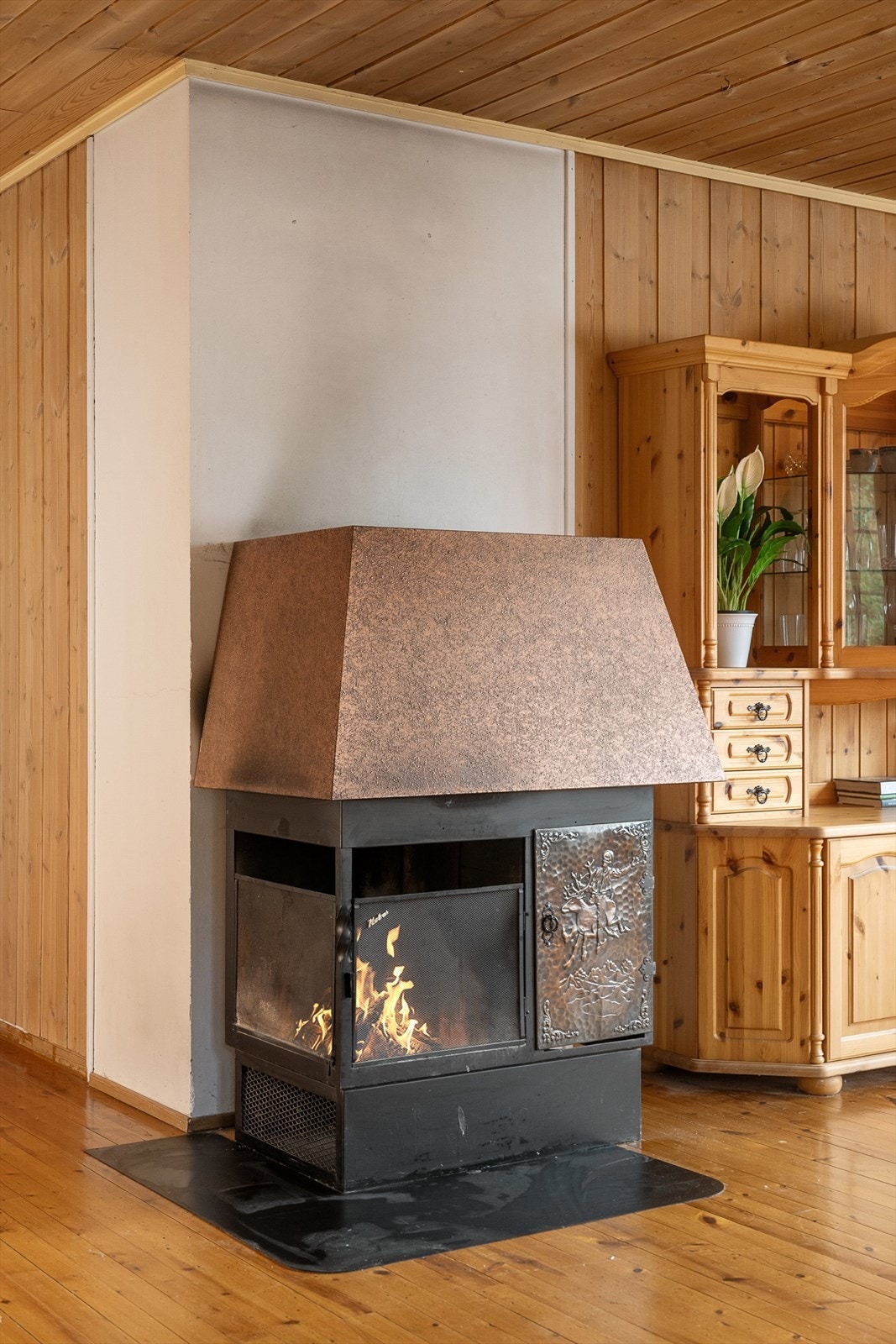 Romslig åpen peis gir flott stemning på de mørke kveldene. I tillegg er det varmepumpe ved spisestuedel Galleribilde