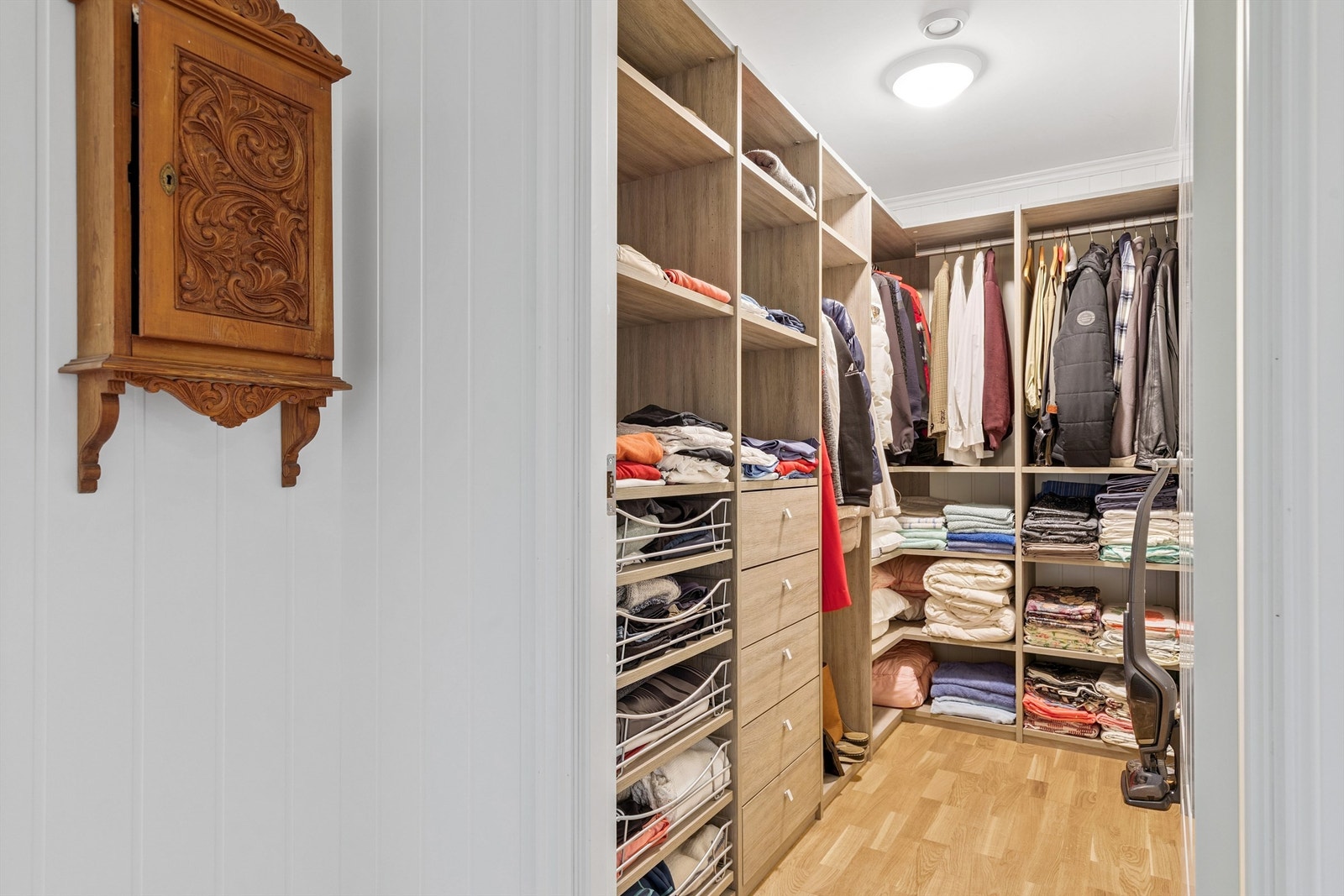 Garderoben er innredet med et fleksibelt hyllesystem som gir rikelig med oppbevaringsplass. Galleribilde