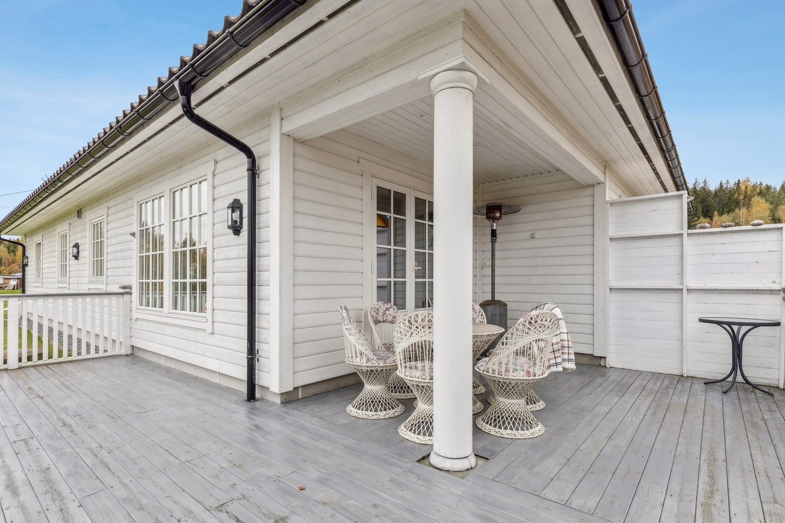 Den store terrassen strekker seg langs store deler av boligen. Galleribilde