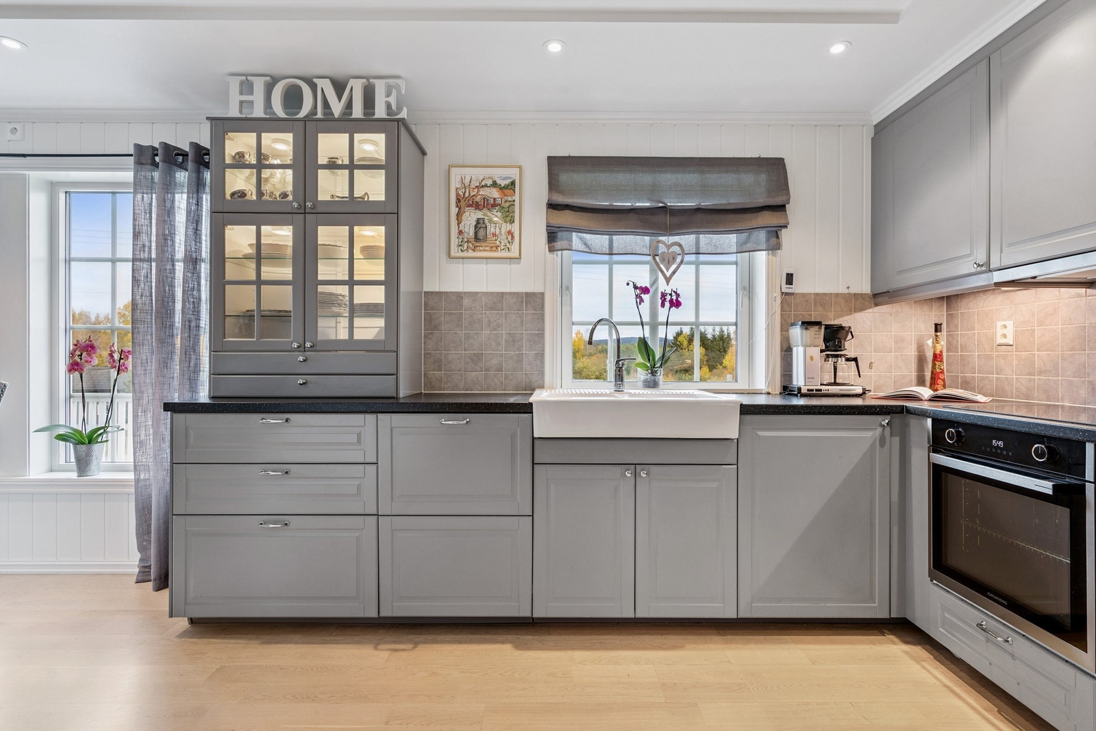 Den store porselensvasken er en sjarmerende og praktisk detalj. Galleribilde