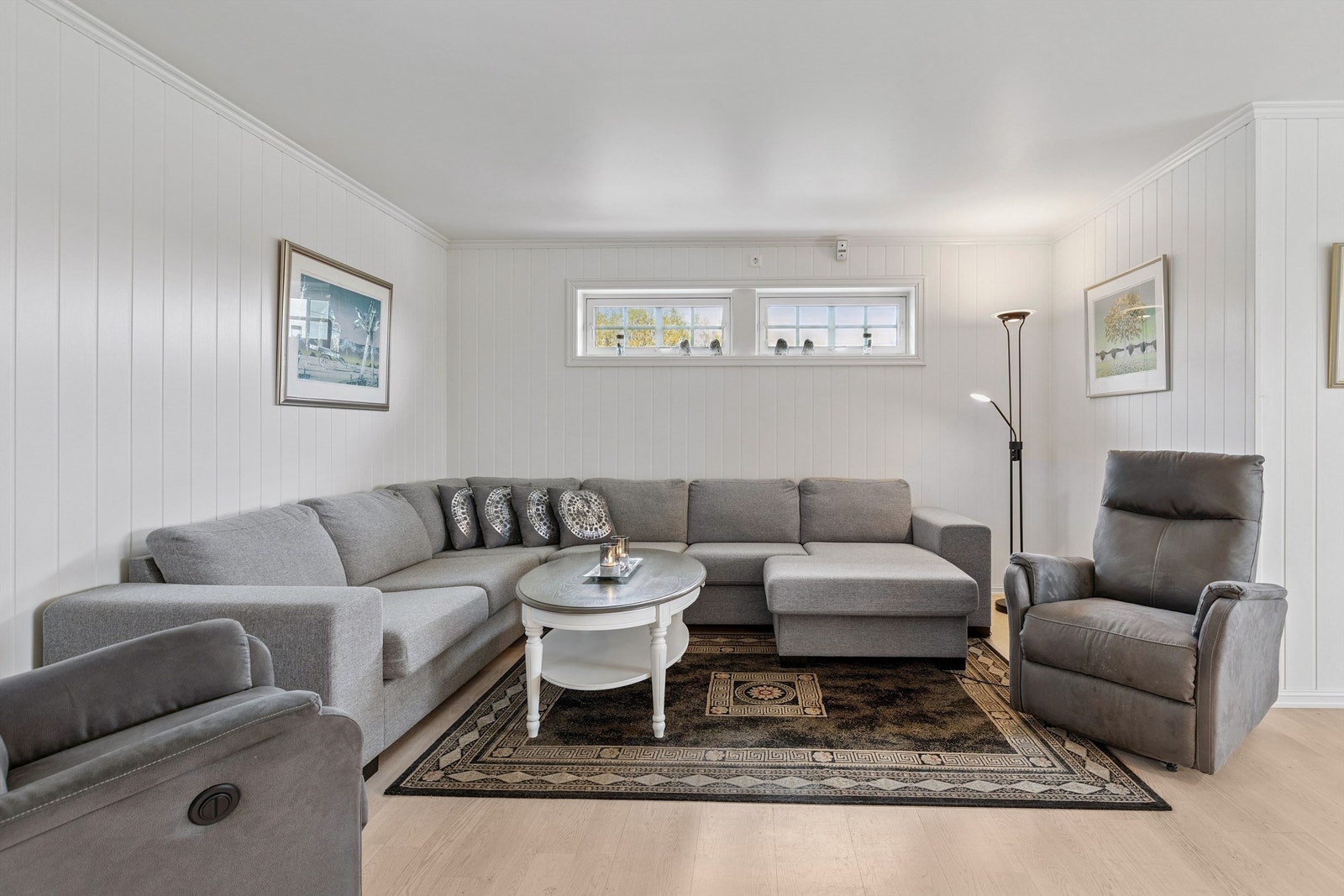 Store vindusflater gir rikelig med naturlig lys inn i rommet. Galleribilde