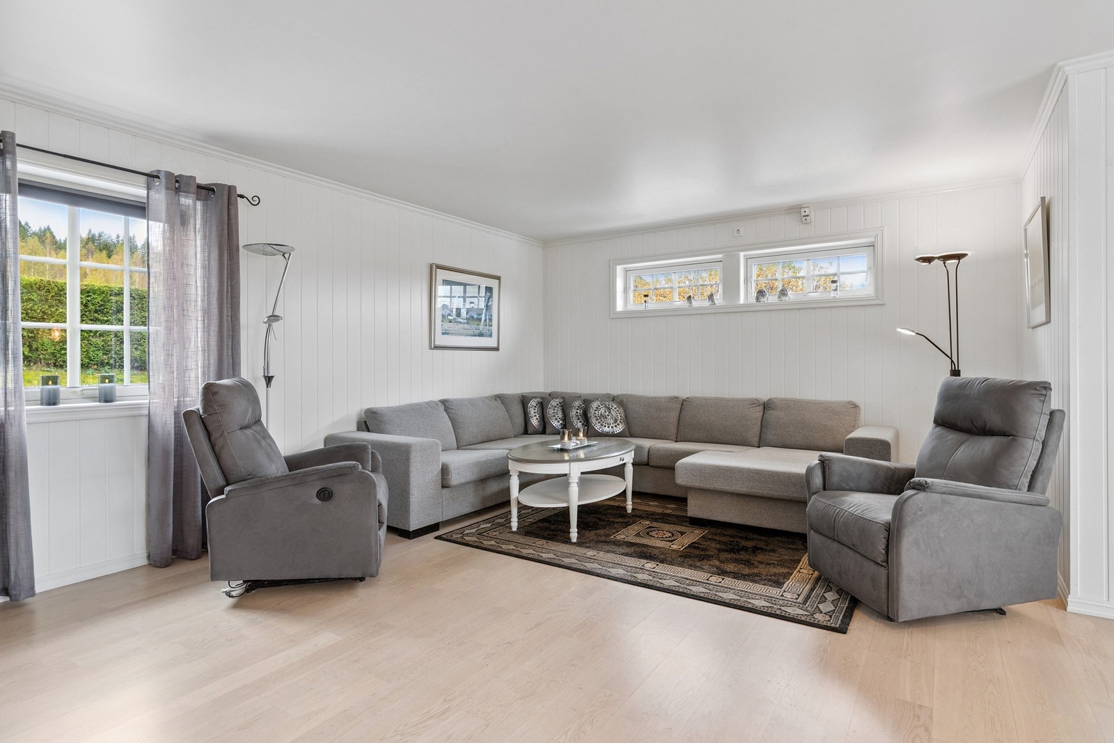 Stuen har god plass til en romslig sofagruppe og flere møbleringsmuligheter. Galleribilde