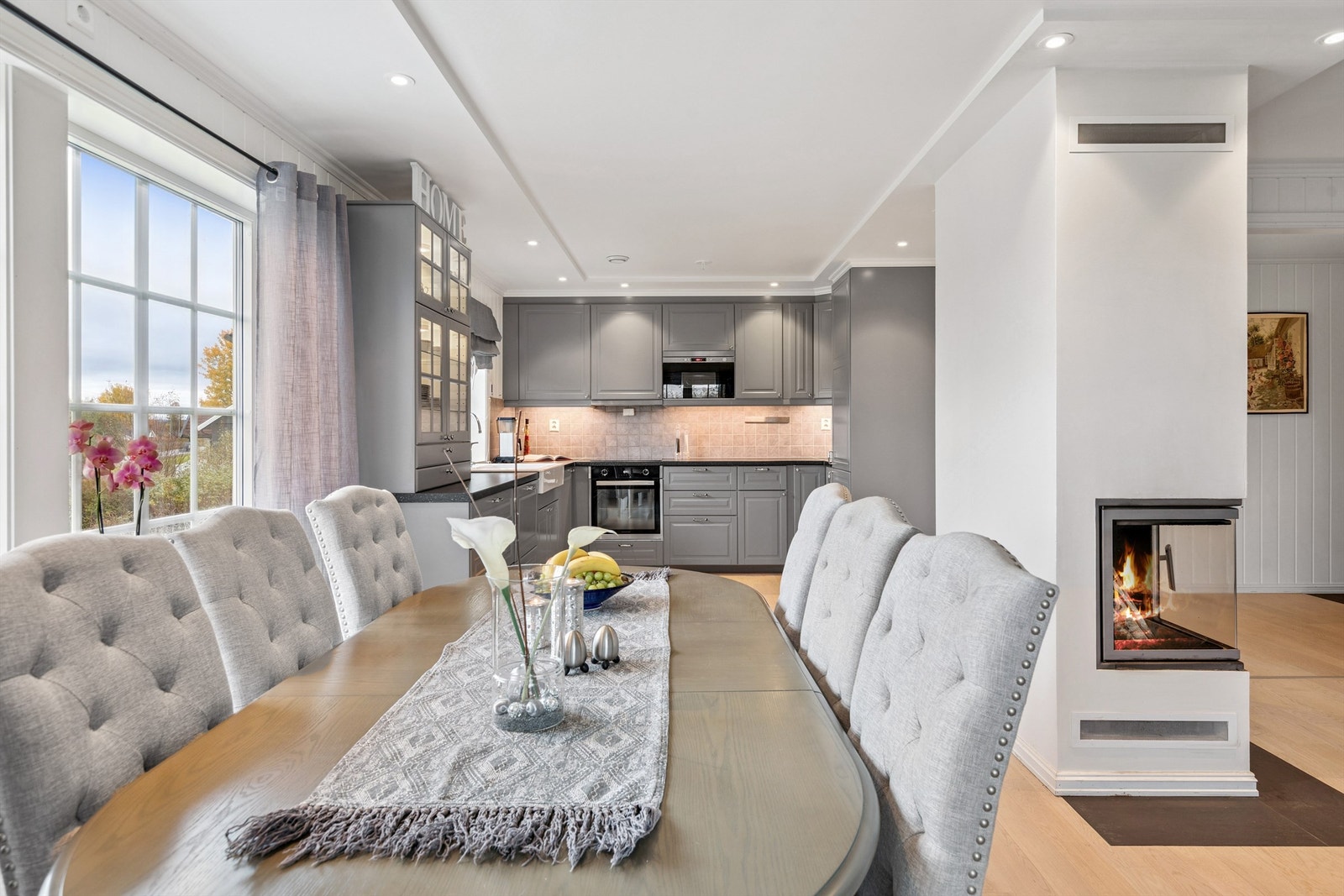 Kjøkkenet og spisestuen danner en sosial sone, ideell for sammenkomster. Galleribilde