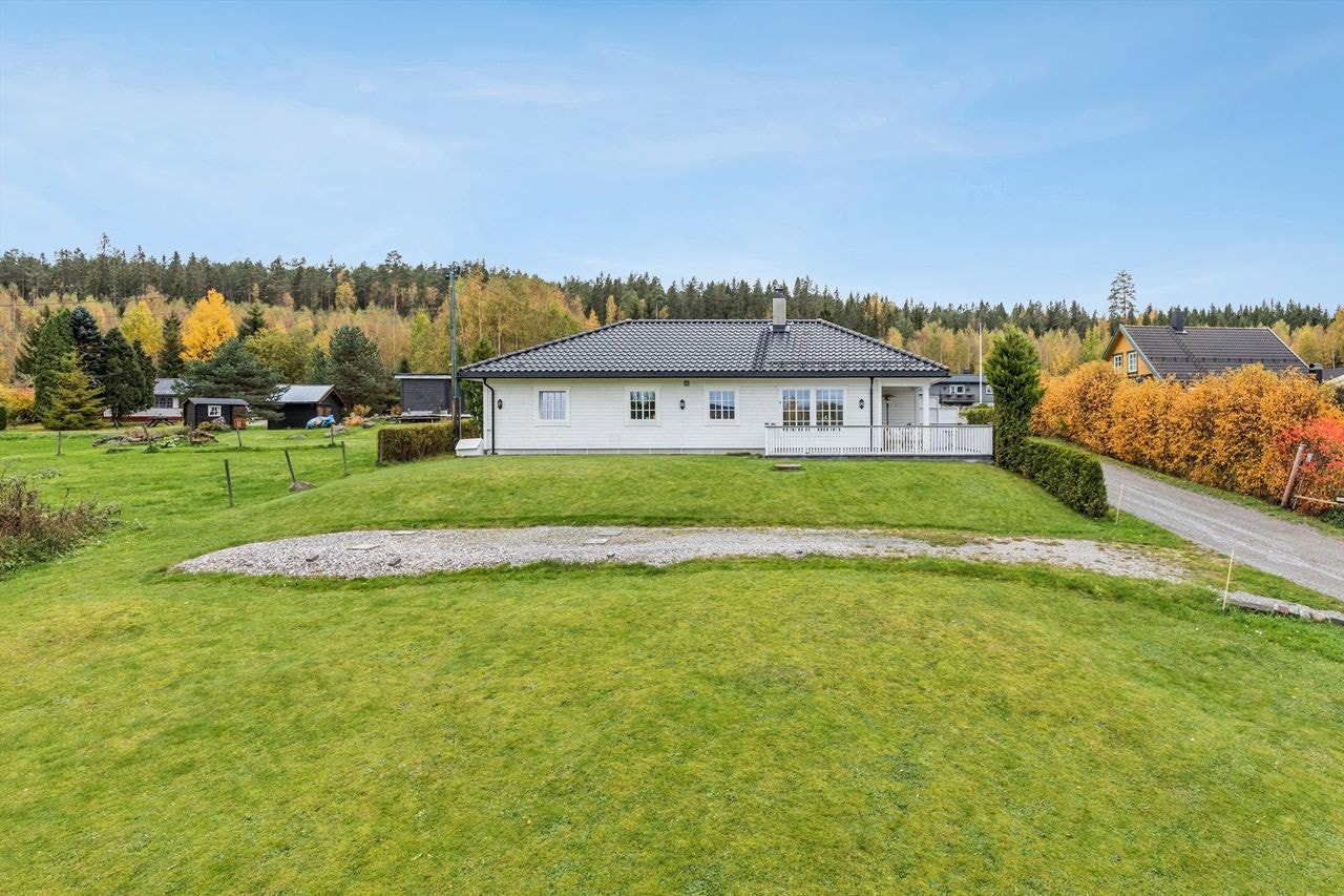 Enebolig fra 2014 med en gjennomgående god standard og en praktisk planløsning. Galleribilde