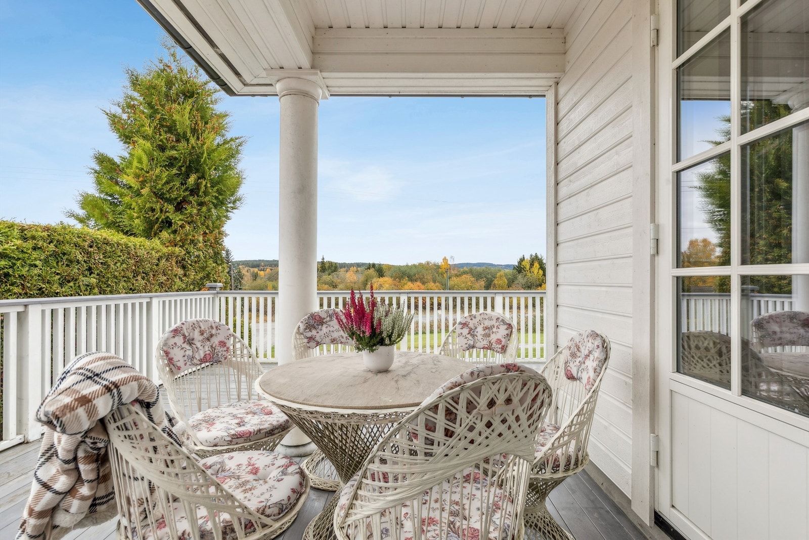 En overbygd del av terrassen gir ly for vær og vind. Galleribilde