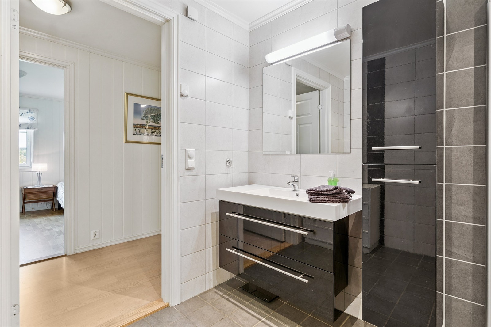 Badet er praktisk plassert i tilknytning til soverommene og gangen. Galleribilde