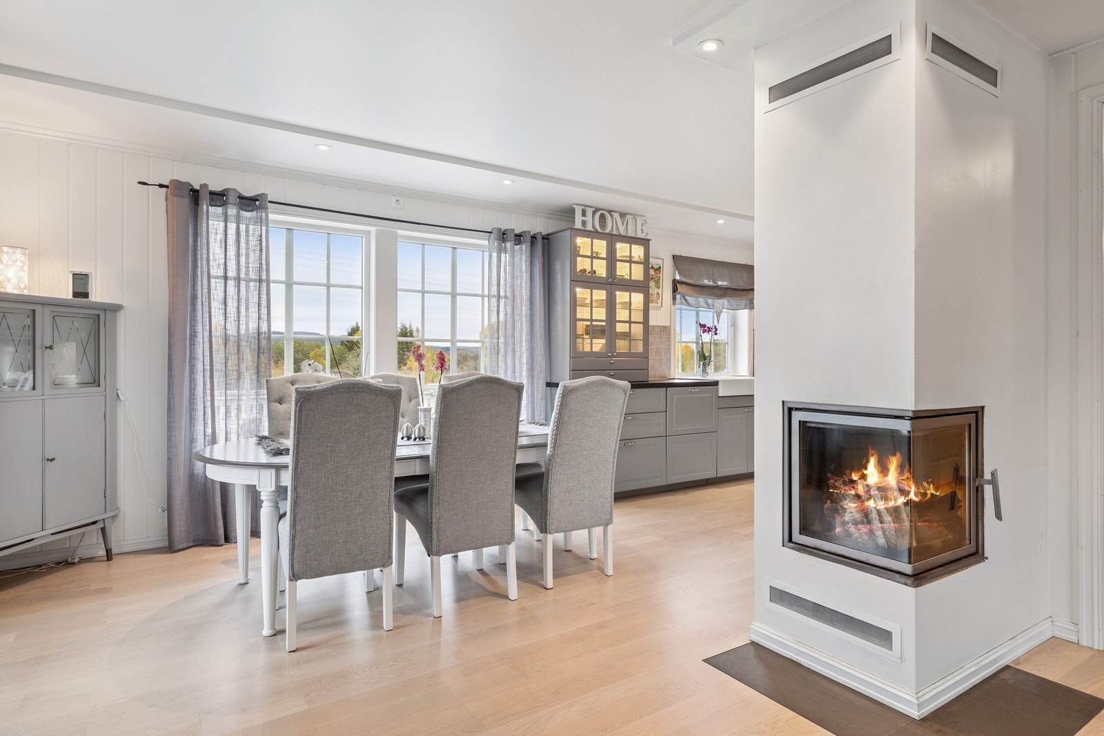 Spisestuen er et naturlig samlingspunkt mellom kjøkkenet og stuen. Galleribilde