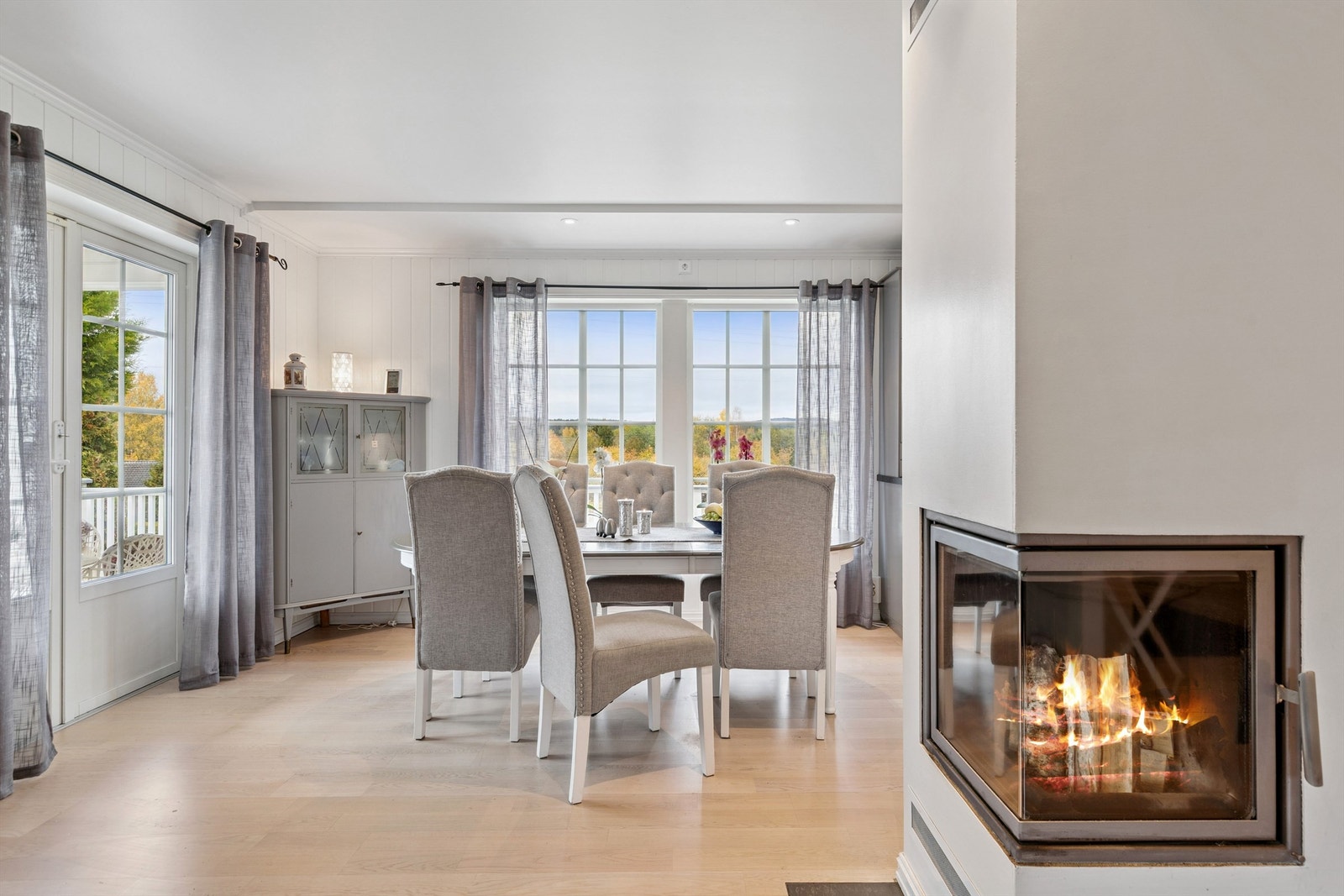 Fra spisestuen er det direkte utgang til en stor terrasse. Galleribilde