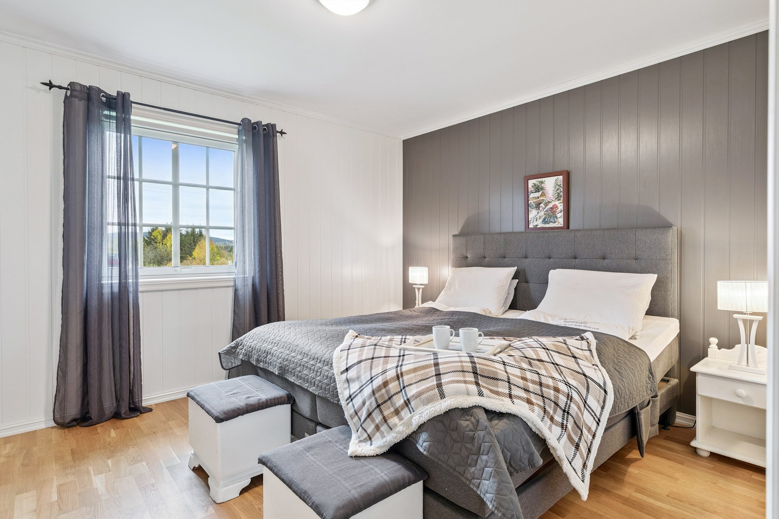 Hovedsoverommet er romslig, med god plass til dobbeltseng og tilhørende møblement. Galleribilde