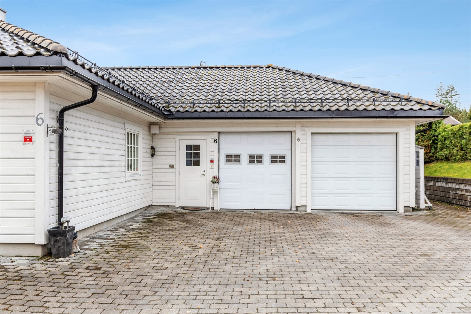 Dobbelgarasjen gir rikelig med plass for parkering og lagring. Galleribilde