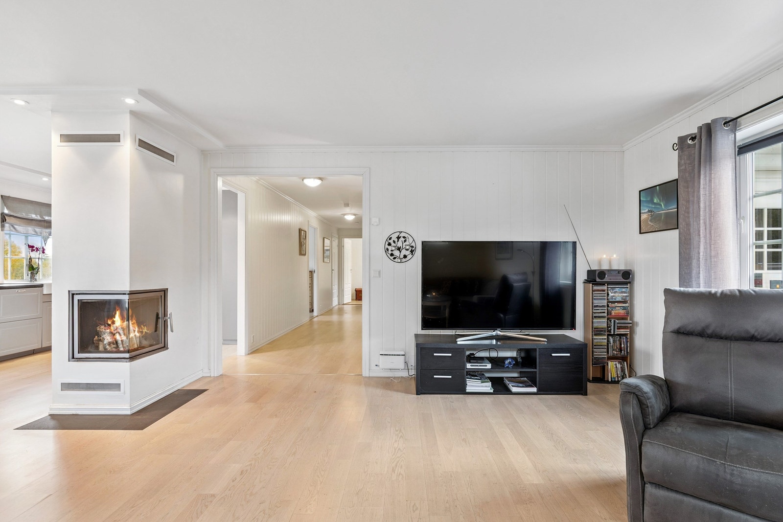 Den moderne peisen fungerer som et sentralt element og gir både varme og hygge. Galleribilde