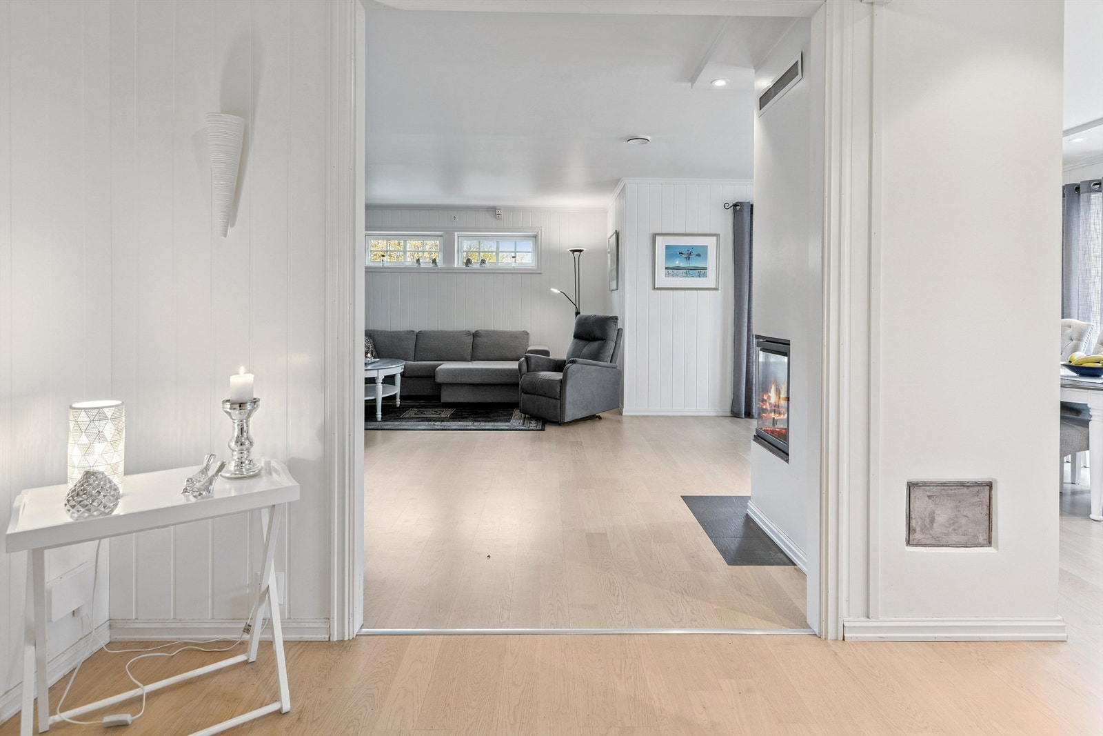 Åpen løsning mellom stue og kjøkken skaper en luftig og sosial atmosfære. Galleribilde