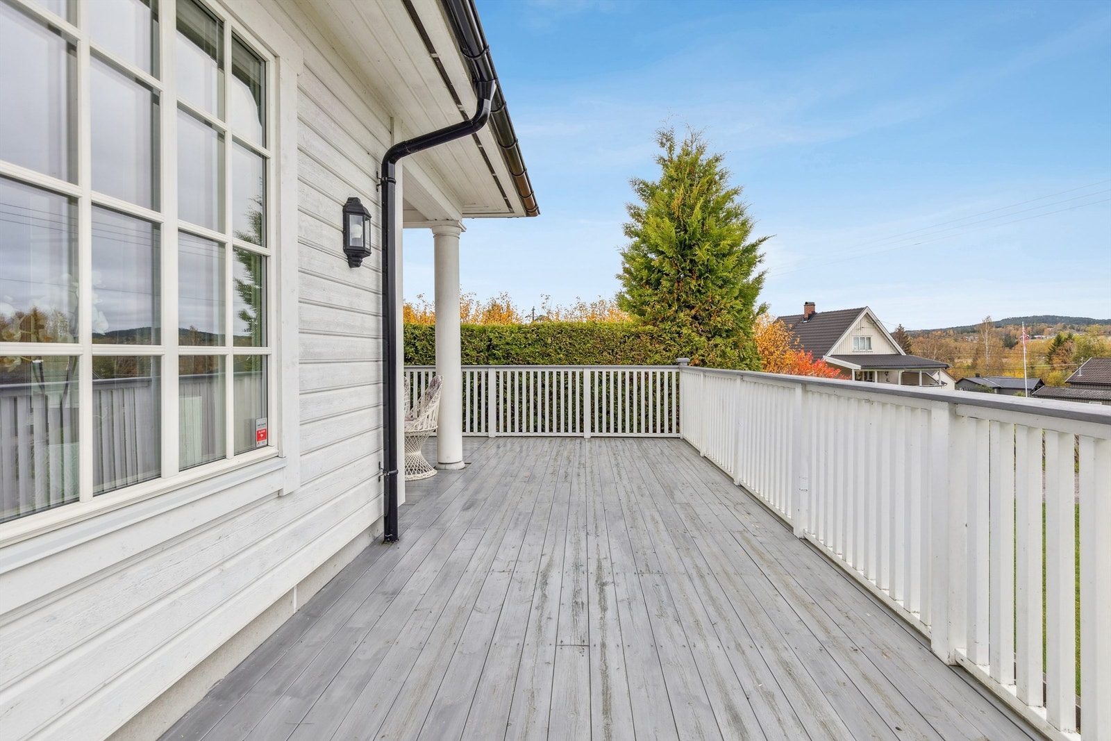 Her er det god plass til flere sittegrupper og utemøblement. Galleribilde