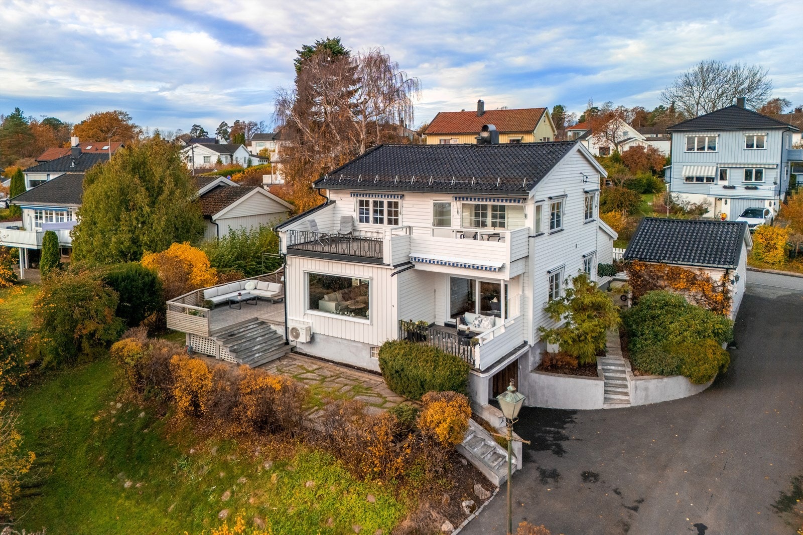 Boligen er innholdsrik og har plass til hele familien! Boligen er velholdt og har gjort flere oppgraderinger de siste årene. Galleribilde