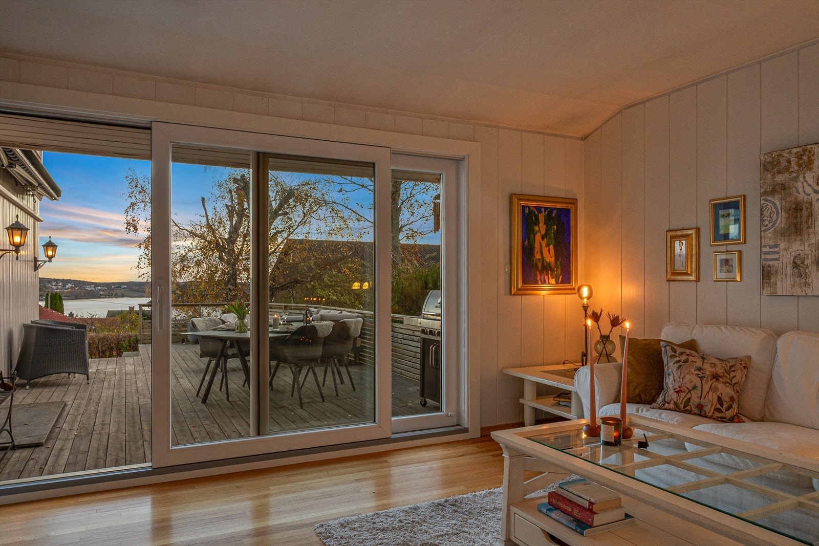 Den andre stuen har store vindusflater og utgang til samme terrasse som nås fra hovedstuen. Et fleksibelt rom som kan brukes som TV-stue, gjesterom eller et romslig hovedsoverom. Galleribilde