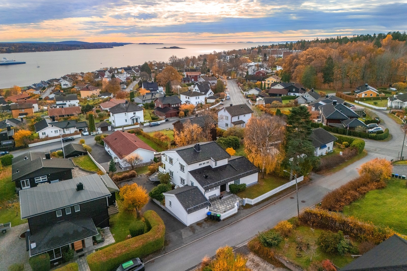 Her får du både ro og nærhet til det meste, med kort vei til skole, barnehage, servicetilbud og flotte turmuligheter. Vannet og sentrum nås enkelt til fots. Galleribilde