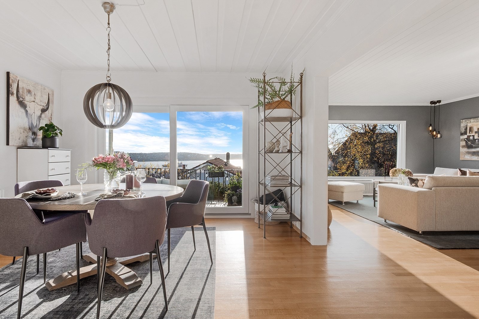 Fra kjøkken og spiseplassen er det utgang til en delvis overbygd veranda med skiferheller, via en stor skyvedør med glassfelt. Galleribilde