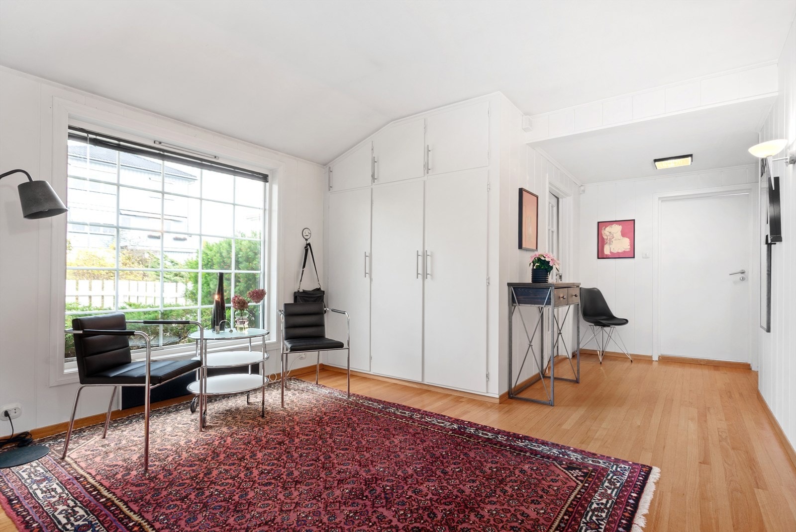 Velkommen inn en lys hall med plassbygd garderobe og eikeparkett på gulv. Hallen har god plass til ytterligere oppbevaringsmøbler, og herfra er det adkomst til bad, kjøkken, stue og ett av boligens soverom. Galleribilde