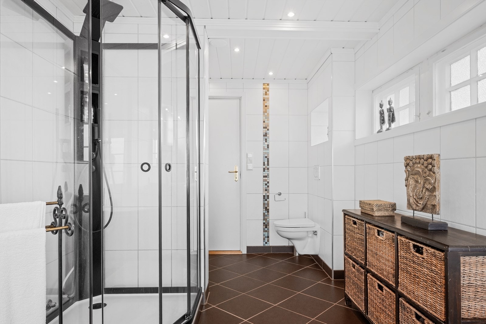 I tillegg til badekar har badet dusjkabinett, noe som bidrar til at rommet får svært lite vannbelastning. Badet er fra 2006. Galleribilde