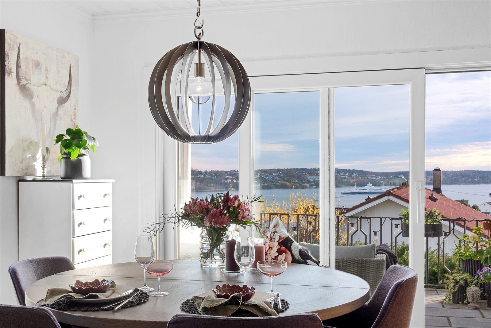 Fra spiseplassen kan du nyte både måltidene og utsikten mot Oslofjorden, mens ferjene glir forbi i horisonten. Galleribilde