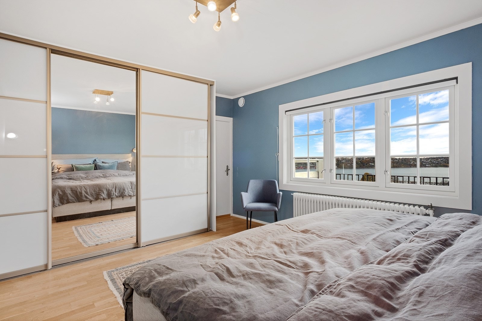 Hovedsoverommet har gode oppbevaringsmuligheter i skyvedørsgarderobe og en behagelig fargetone på veggene. Galleribilde