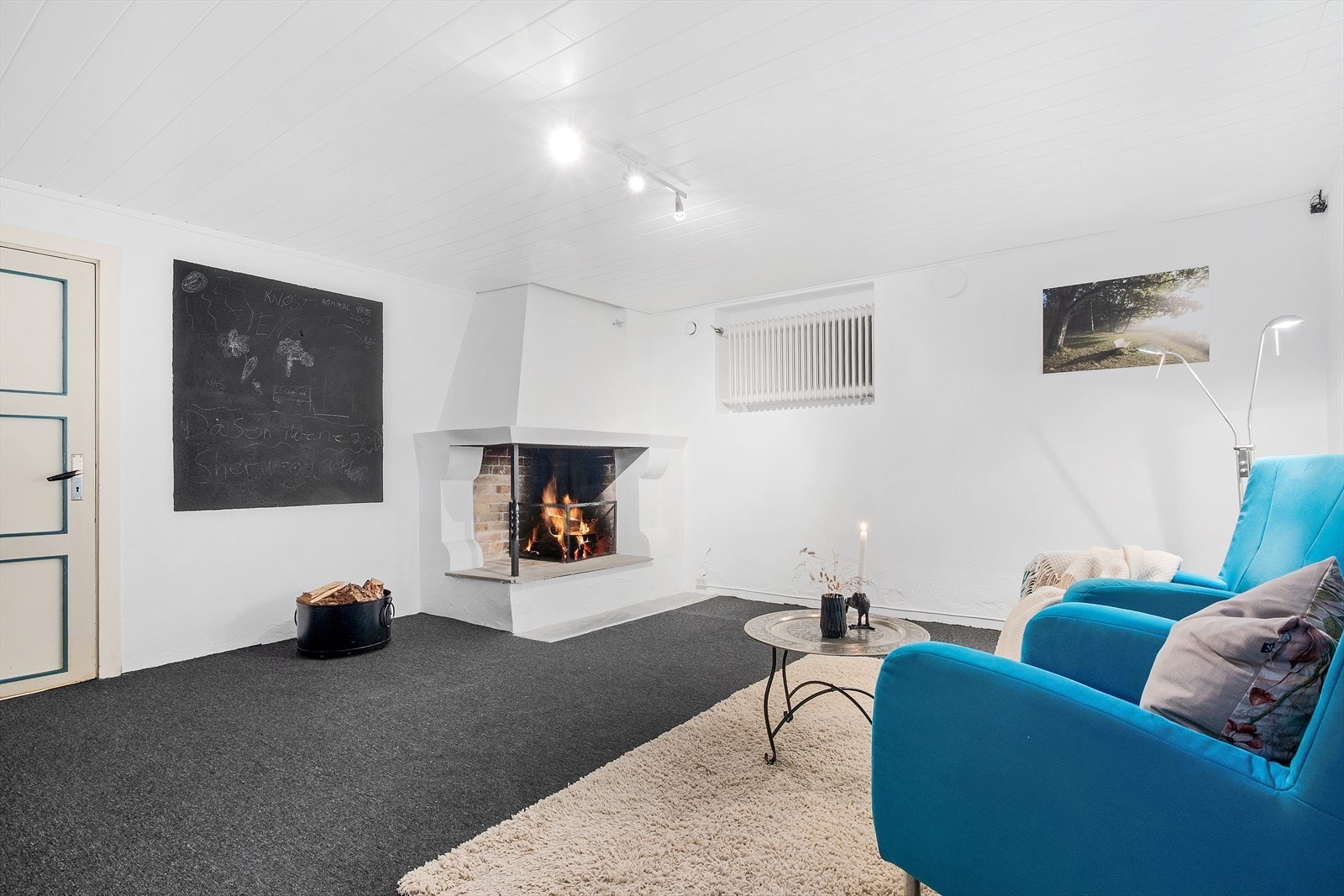 Kjellerstue med peisinnsats, perfekt som ungdomsrom eller hjemmekino. Etasjen rommer også flere boder med god lagringsplass, fyrrom og har direkte adkomst til garasje. Galleribilde