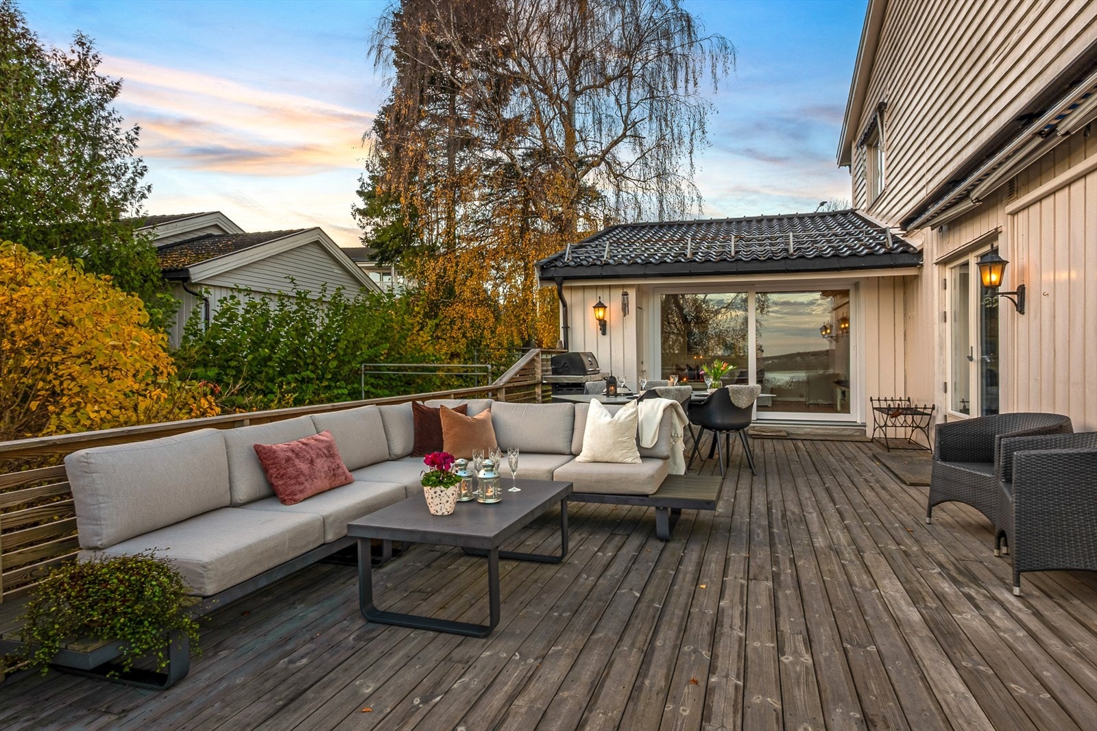 Terrassen ligger skjermet til og har adkomst via både skyvedør og terrassedør. Galleribilde