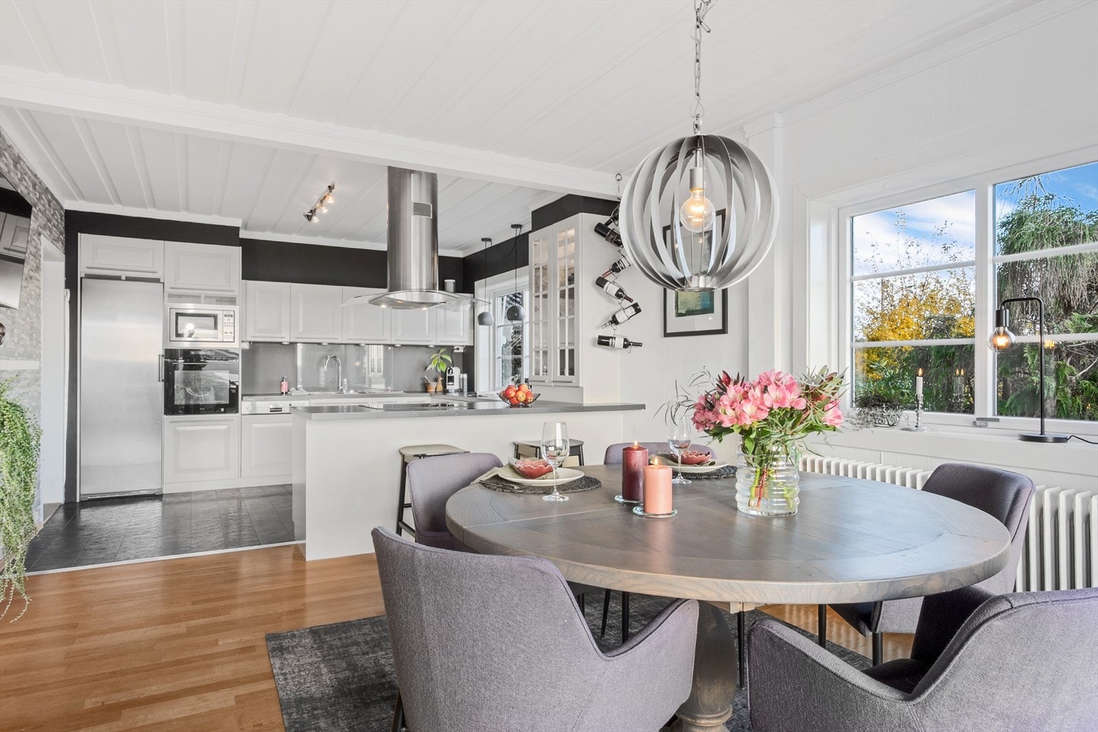 Kjøkkenrommet har plass til en hyggelig spisegruppe. Den åpne løsningen mot stuen skaper en sosial atmosfære, mens halvøya gir ekstra benkeplass og plass til to barstoler for mindre måltider. Galleribilde
