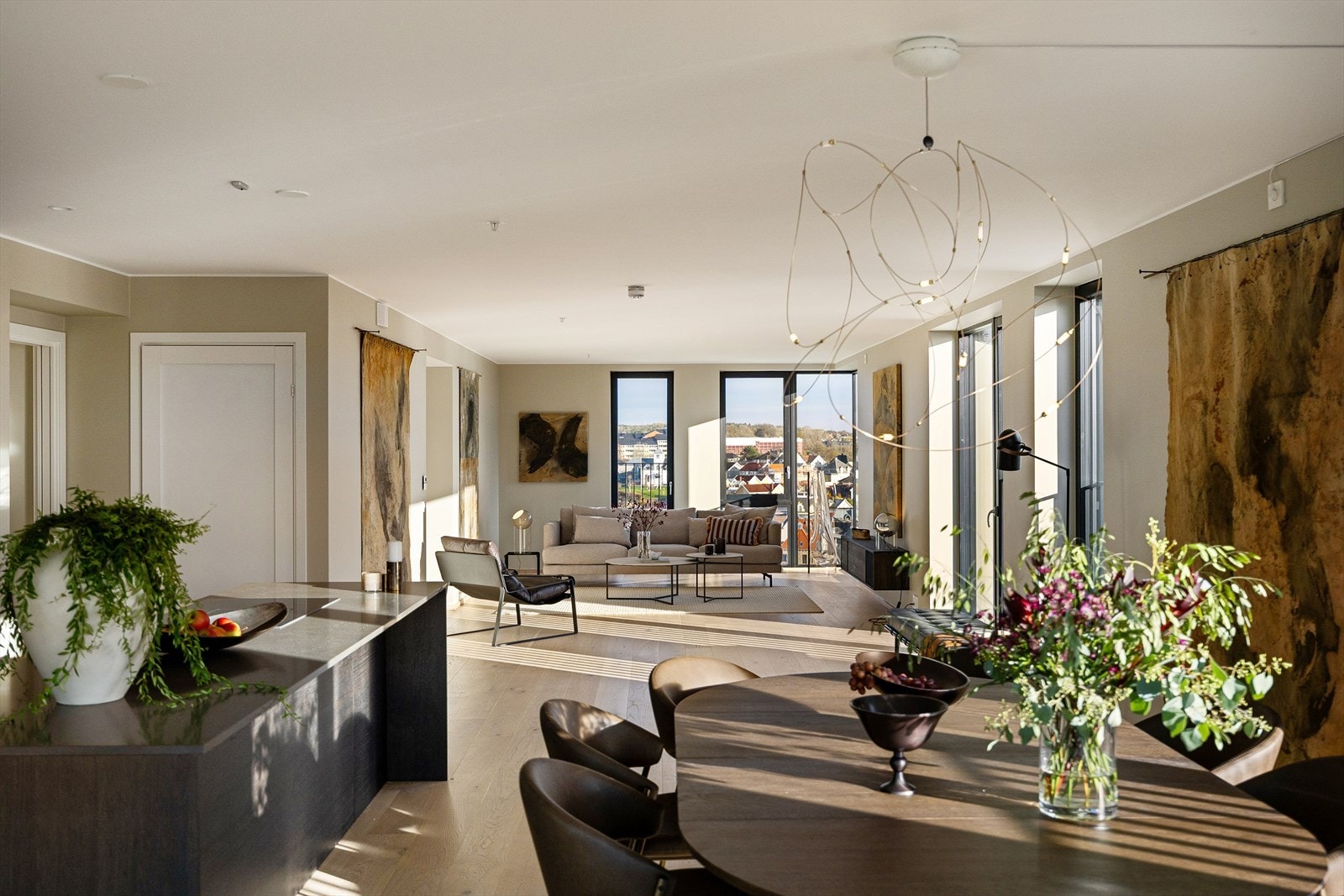 Praktfull 4-roms endeleilighet i 11. etasje. Åpen og elegant, med store vindusflater og fenomenal utsikt over byen. Galleribilde