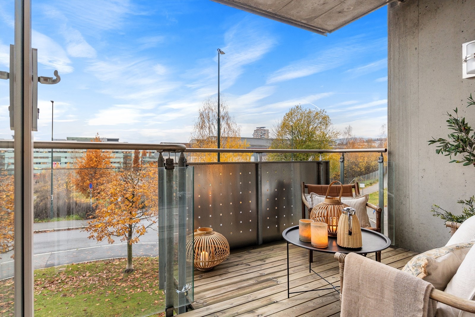 Fra stuen er det utgang til en herlig sør-vestvendt balkong på ca. 8 m². Galleribilde