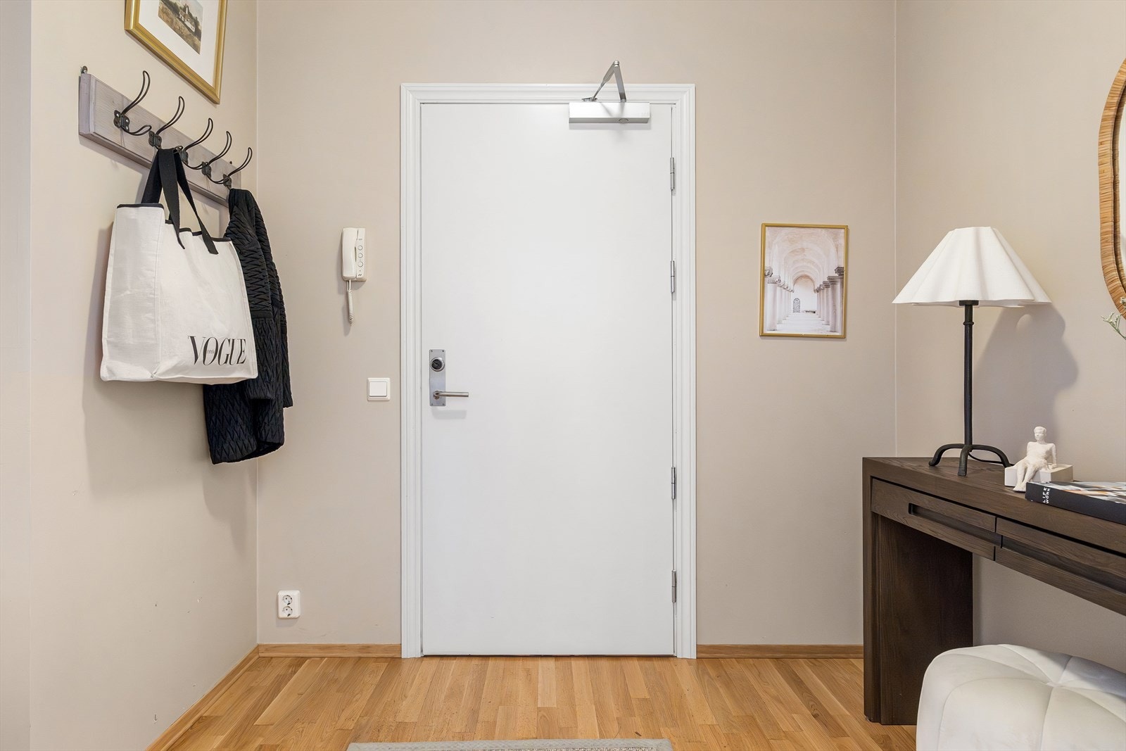 Velkommen inn! Leiligheten har en innbydende entré som gir et umiddelbart godt førsteinntrykk. Her kan du enkelt henge fra deg klær og sko, det er også god plass til garderobeløsning. Galleribilde