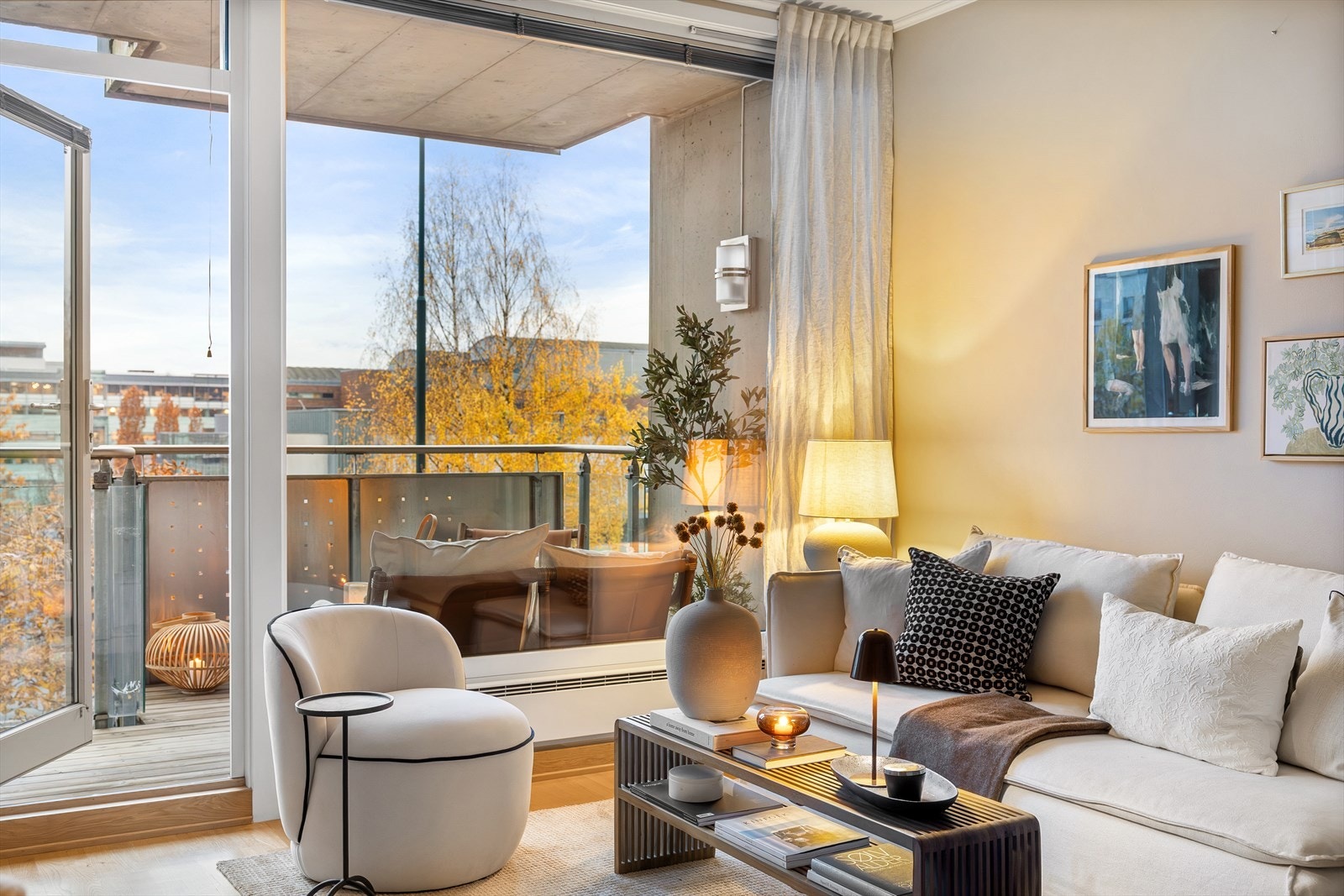 Den åpne planløsningen gir fleksible møbleringsmuligheter, med god plass til sofagruppe, TV-møbler og spisebord. Galleribilde
