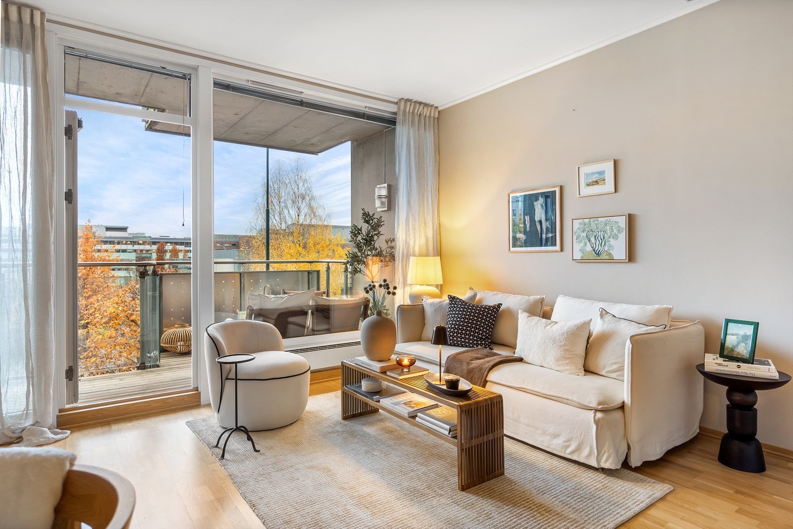 Stuen er lys og luftig med store vindusflater som slipper inn rikelig med naturlig lys, samt en takhøyde på 2,64 m. Galleribilde