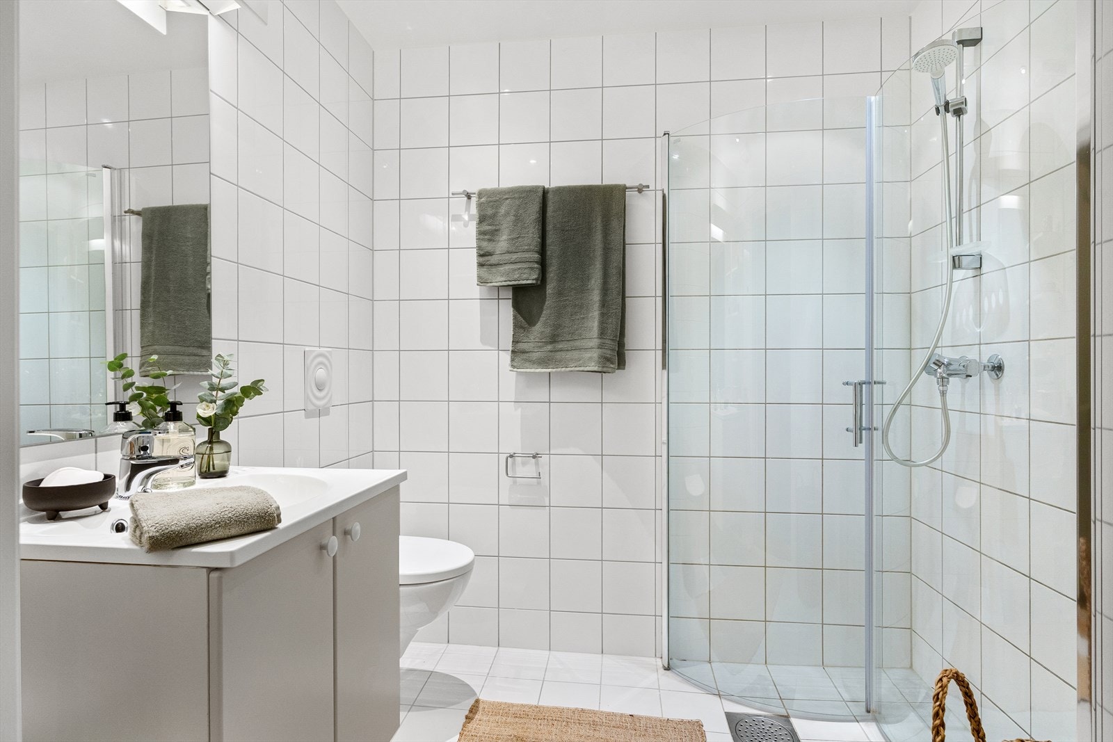 Servantskap med glatte fronter og heldekkende servant. Det er også opplegg for vaskemaskin. Galleribilde