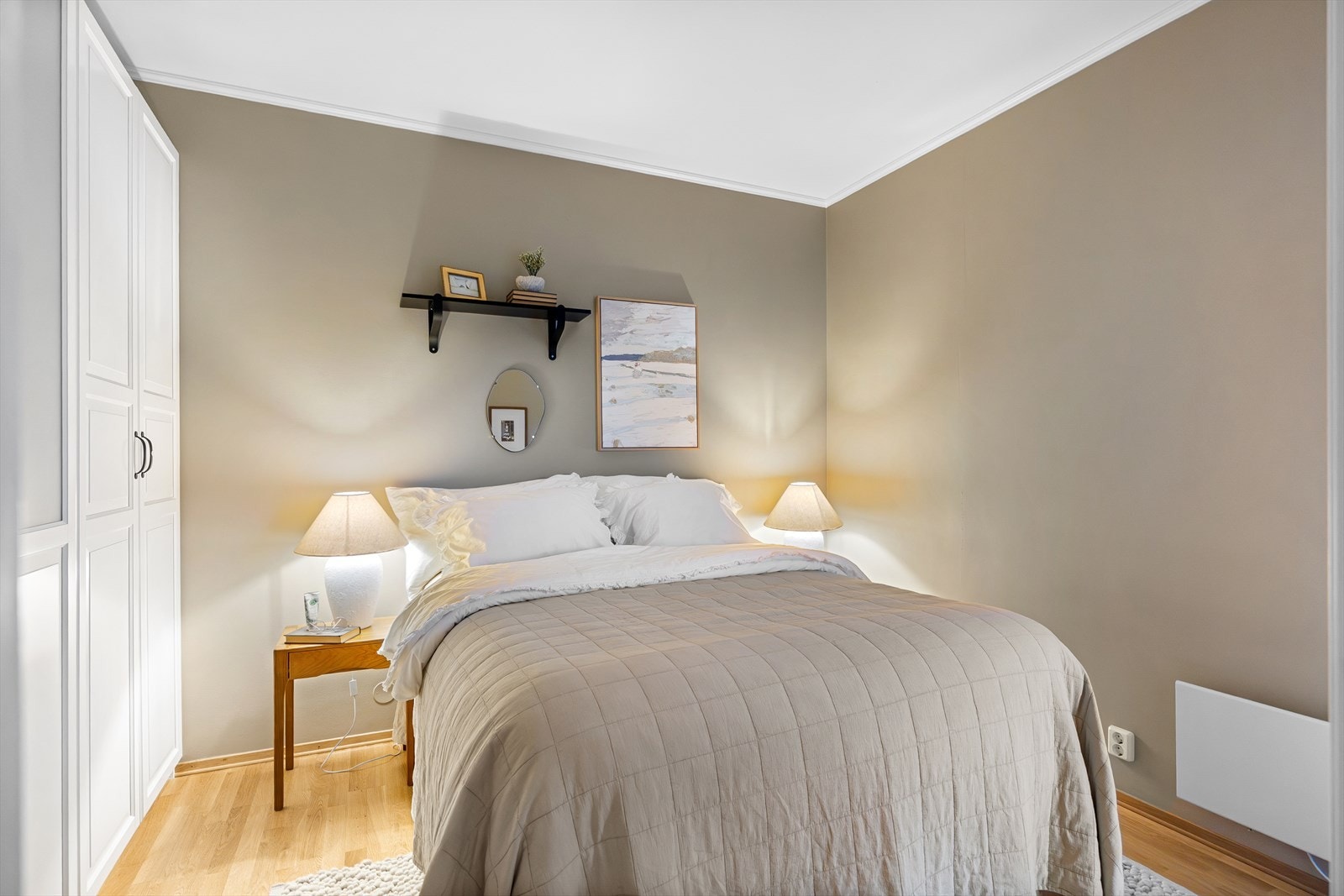 De moderne fargevalgene på veggene og vindusflater som går fra gulv til tak skaper en lys og behagelig atmosfære. Rommet har også rikelig med oppbevaringsplass i en romslig skyvedørsgarderobe. Galleribilde