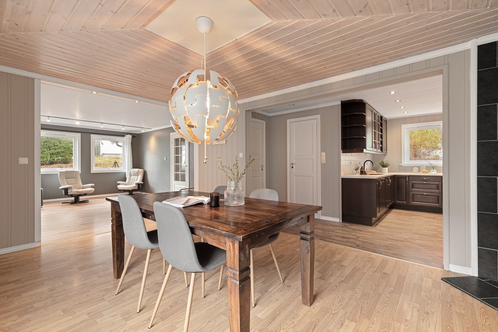 Den åpne løysinga til kjøkkenet, gjer etasjen til ei sosial sone, samtidig som ein kan trekke seg tilbake på kjøkkenet. Galleribilde