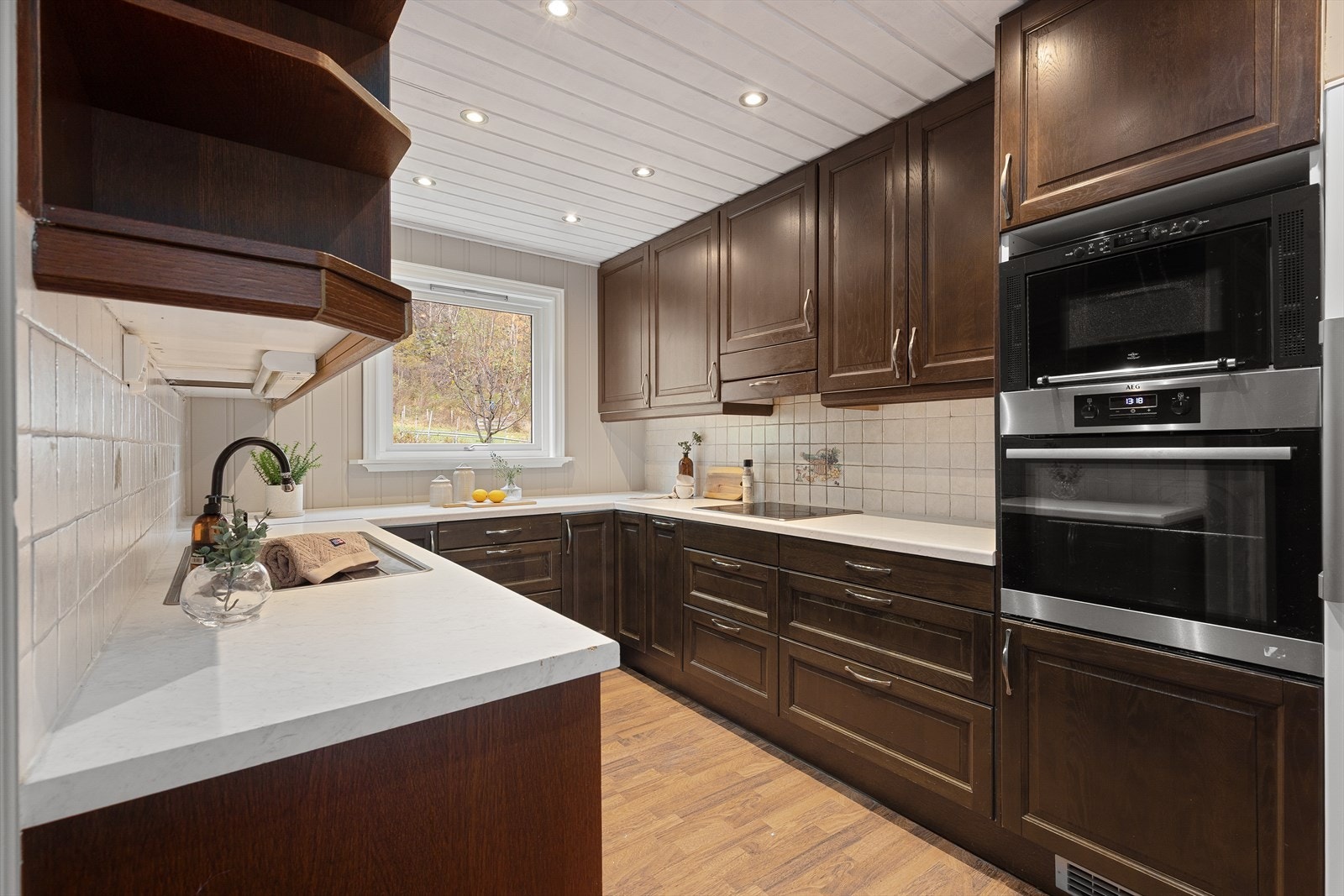 Kjøkkenet har godt med skap- og benkeplass. Galleribilde